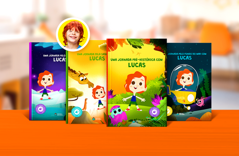 Foto de uma criança com sua coleção Animais Incríveis da Editora Dentro da História