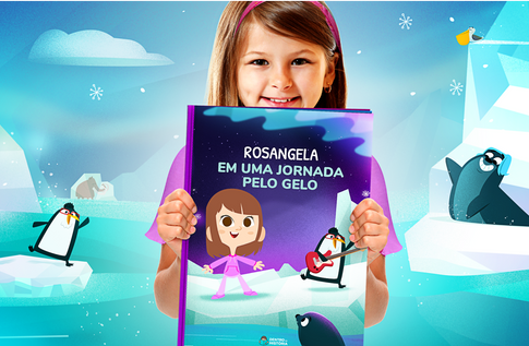 Foto de uma criança com sua coleção Animais Incríveis da Editora Dentro da História