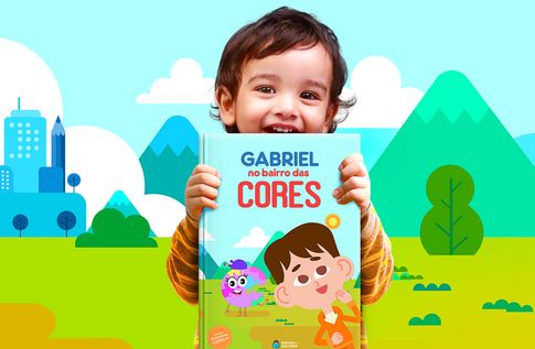 Foto de uma criança com sua coleção Aprendendo o Bê-a-Bá da Editora Dentro da História