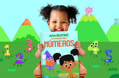 Foto de uma criança com sua coleção Aprendendo o Bê-a-Bá da Editora Dentro da História