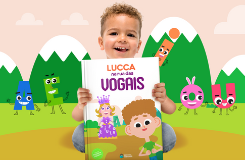 Foto de uma criança com sua coleção Aprendendo o Bê-a-Bá da Editora Dentro da História