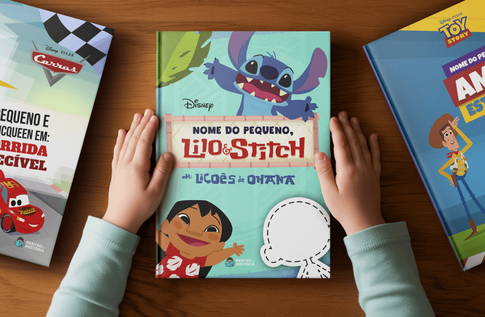 Foto de uma criança com sua Coleção Amigos de Aventuras da Disney