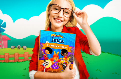 Foto de uma criança com sua Coleção Fé e Amor