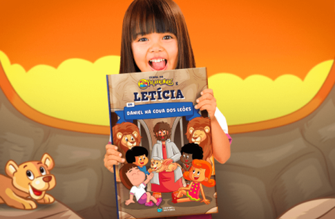 Foto de uma criança com sua Coleção Fé e Amor