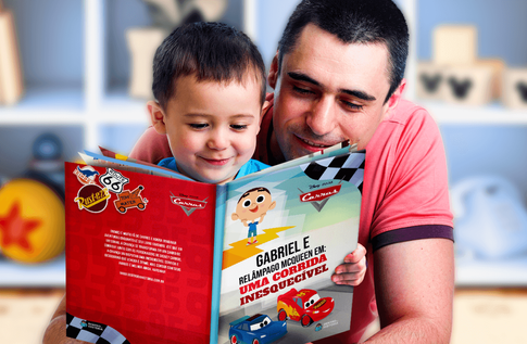 Foto de uma criança com sua Coleção Magia Disney