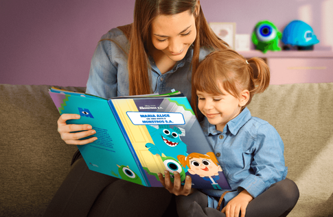 Foto de uma criança com sua Coleção Magia Disney