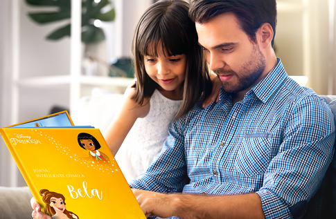 Foto de uma criança com sua coleção Decididas da Disney da Editora Dentro da História