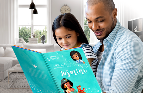 Foto de uma criança com sua coleção Decididas da Disney da Editora Dentro da História