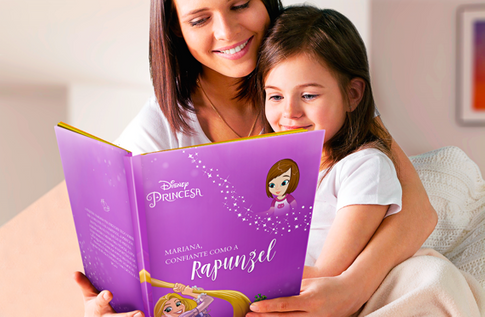 Foto de uma criança com sua coleção Decididas da Disney da Editora Dentro da História