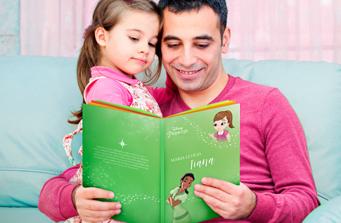 Foto de uma criança com sua coleção Decididas da Disney da Editora Dentro da História