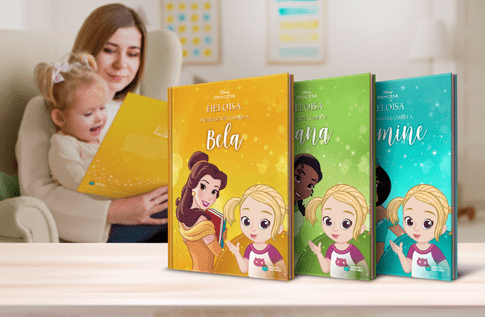 Foto de uma criança com sua coleção Princesas Determinadas da Editora Dentro da História