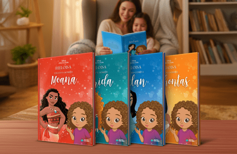 Foto de uma criança com sua coleção Fortes da Disney da Editora Dentro da História