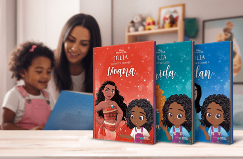 Foto de uma criança com sua coleção Princesas Guerreiras da Editora Dentro da História