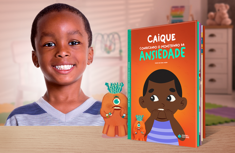 Foto de uma criança com sua coleção Eu e o Mundo da Editora Dentro da História
