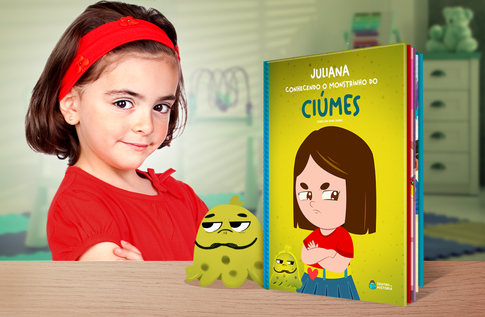 Foto de uma criança com sua coleção Eu e o Mundo da Editora Dentro da História