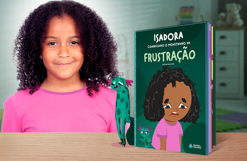 Foto de uma criança com sua coleção Eu e o Mundo da Editora Dentro da História