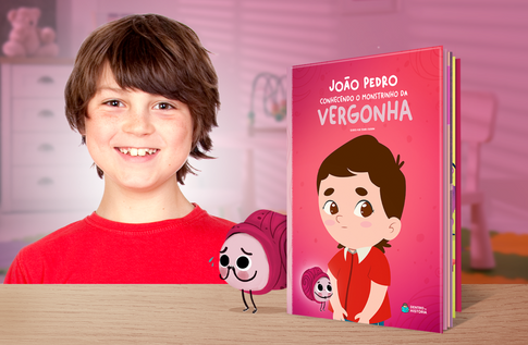 Foto de uma criança com sua coleção Eu e o Mundo da Editora Dentro da História