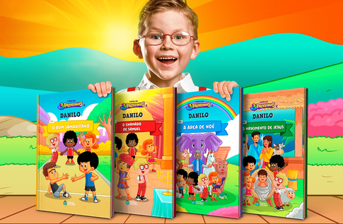 Foto de uma criança com sua coleção Brincando com Fé e Generosidade! da Editora Dentro da História