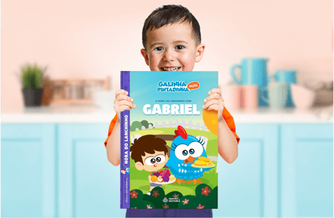 Foto de uma criança com sua coleção Mini Momentos da Editora Dentro da História