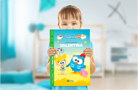 Foto de uma criança com sua coleção Mini Momentos da Editora Dentro da História