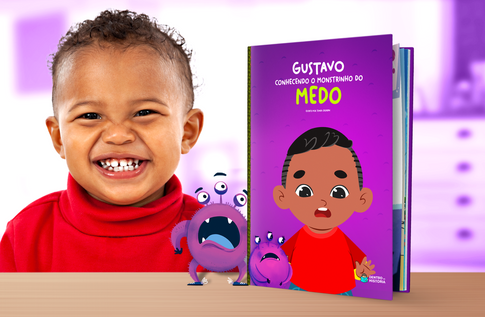 Foto de uma criança com sua coleção Minhas Emoções da Editora Dentro da História