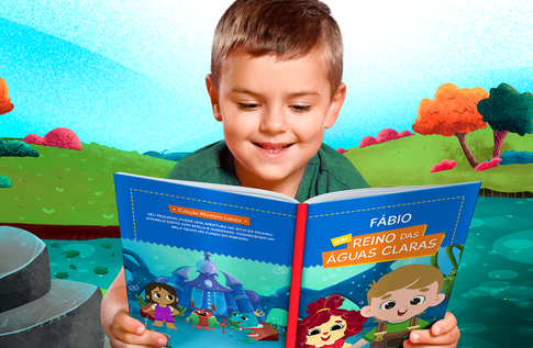 Foto de uma criança com sua coleção Personagens Clássicos da Editora Dentro da História