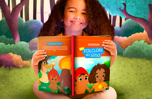 Foto de uma criança com sua coleção Personagens Clássicos da Editora Dentro da História