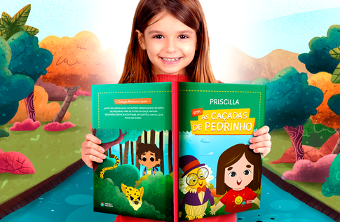 Foto de uma criança com sua coleção Personagens Clássicos da Editora Dentro da História