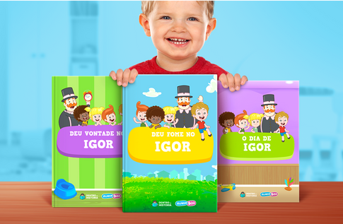 Foto de uma criança com sua coleção Cuidando com Amor da Editora Dentro da História