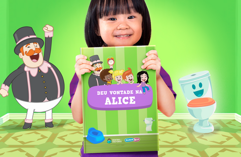 Foto de uma criança com sua coleção Cuidando com Amor da Editora Dentro da História