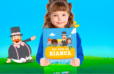 Foto de uma criança com sua coleção Cuidando com Amor da Editora Dentro da História