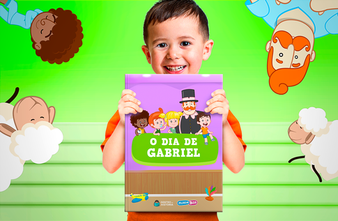 Foto de uma criança com sua coleção Cuidando com Amor da Editora Dentro da História