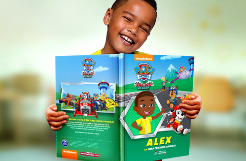 Foto de uma criança com sua coleção Filhotes em Ação da Editora Dentro da História