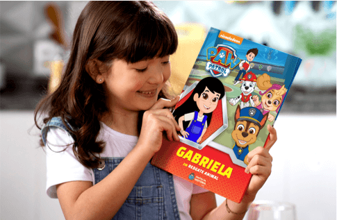 Foto de uma criança com sua coleção Filhotes em Ação da Editora Dentro da História