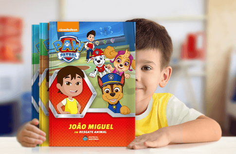 Foto de uma criança com sua coleção Filhotes em Ação da Editora Dentro da História
