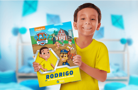 Foto de uma criança com sua coleção Filhotes em Ação da Editora Dentro da História