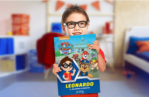 Foto de uma criança com sua coleção Filhotes em Ação da Editora Dentro da História