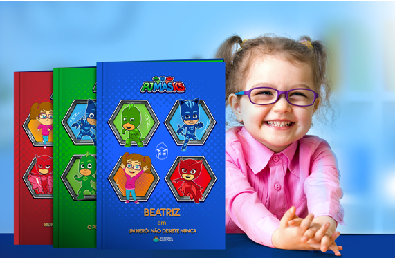 Foto de uma criança com sua coleção Sou Herói da Editora Dentro da História