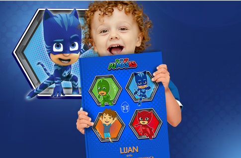 Foto de uma criança com sua coleção Sou Herói da Editora Dentro da História