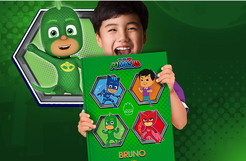 Foto de uma criança com sua coleção Sou Herói da Editora Dentro da História