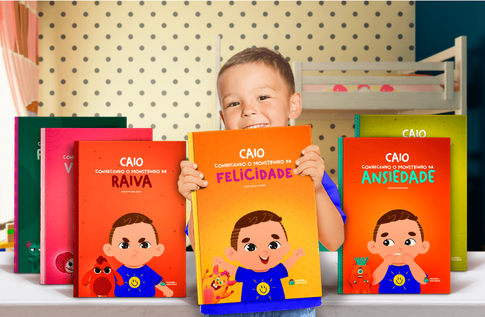 Foto de uma criança com sua coleção Sentimentos e emoções da Editora Dentro da História