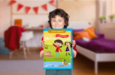 Foto de uma criança com sua coleção Brincando com a Luna da Editora Dentro da História