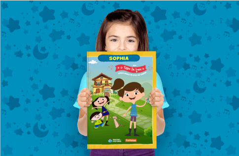 Foto de uma criança com sua coleção Brincando com a Luna da Editora Dentro da História