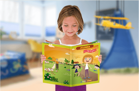 Foto de uma criança com sua coleção Brincando com a Luna da Editora Dentro da História