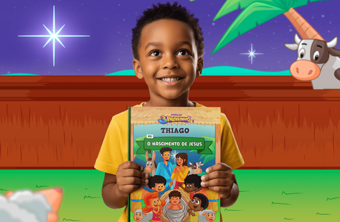 Crianças brincando com seus livros personalizados de O Nascimento de Jesus