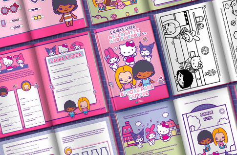 Crianças brincando com seus livros personalizados de Amigos para Sempre