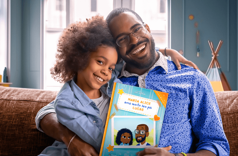 Crianças brincando com seus livros personalizados de Amo Muito Meu Papai