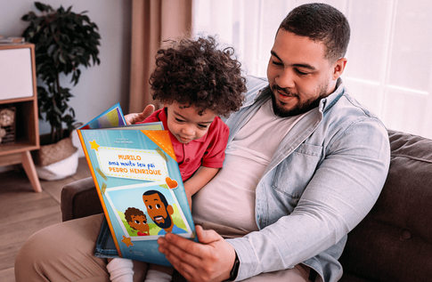 Crianças brincando com seus livros personalizados de Amo Muito Meu Papai