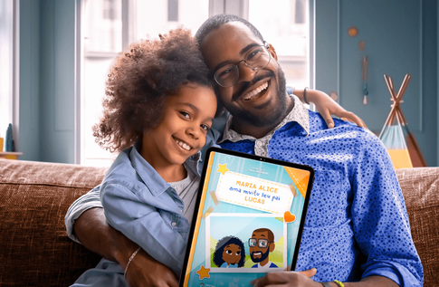 Crianças brincando com seus livros personalizados de Amo Muito Meu Papai