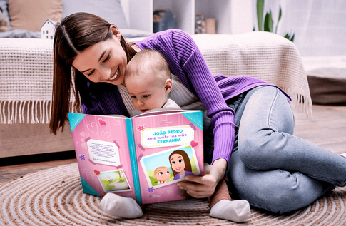 Crianças brincando com seus livros personalizados de Amo muito minha mãe